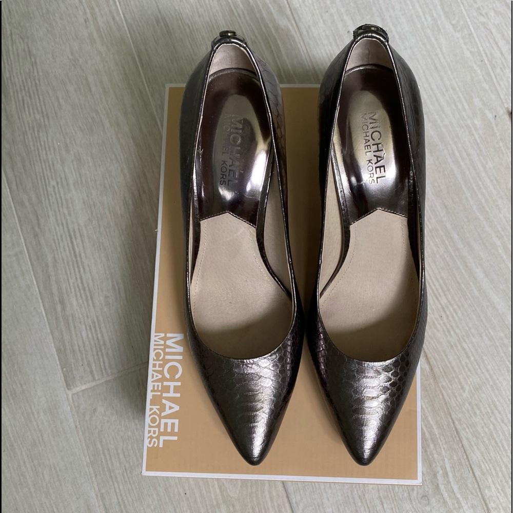 Michael kors pump.pewter leather upper